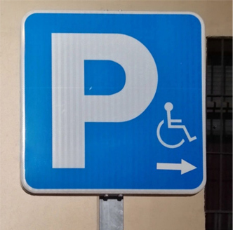 Señal vertical que indica plaza de aparcamiento reservada para personas con movilidad reducida